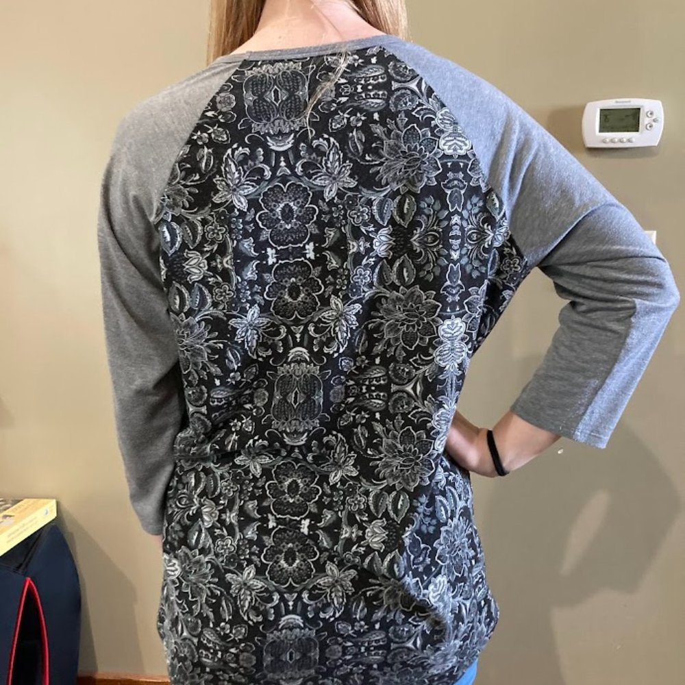 Patterned Quarter Sleeve Top - Picture 3 of 4